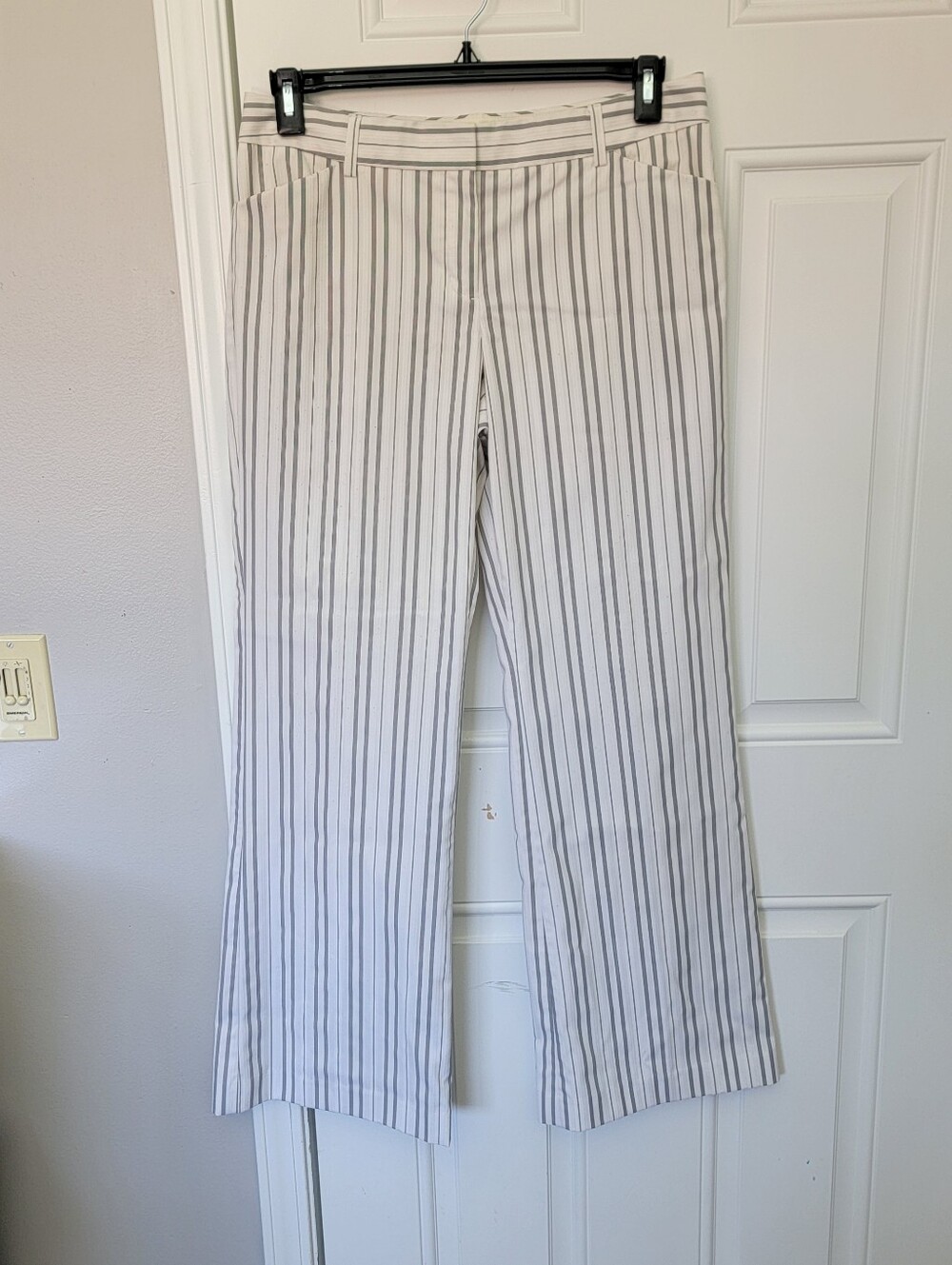 Express Editor Pinstripe Pants White Gray Straight Leg Flat Front Pockets Sz 10